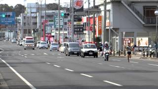 【救急車】駅伝ランナーと先導の白バイ・パトカーと救急車が鉢合わせ（島原市） [upl. by Atalie]