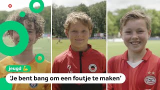 Voetballen bij een profclub kan best stressvol zijn [upl. by Oicaro]