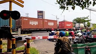 PALANG PINTU PERLINTASAN KERETA API JL EMPU TANTULAR SEMARANG  KA BARANG KONTAINER LANGSIR [upl. by Ellerrehc]