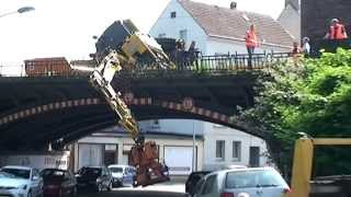 Bagger kippt auf Brücke um [upl. by Crocker]