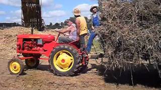 La cavalcade des vieux tracteurs à Cheffois en Vendée [upl. by Iilek]