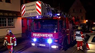 BRENNENDER CHRISTBAUM IN WOHNZIMMER Rauchmelder rettet Bewohner  Wasser der Feuerwehr gefriert [upl. by Nimrac]