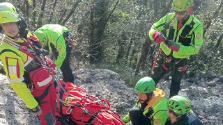 Cade durante unarrampicata 55 enne ricoverato al Versilia [upl. by Omsare]