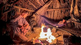 Building a DRIFTWOOD SHELTER SURVIVAL CAMPING  No Tent No Fuel  Fishing Forage Bushcraft [upl. by Nnylyrehc848]