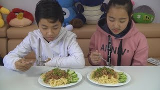 Xem Cách Làm Mì Ý Spaghetti Bò Bằm Sốt Cà Chua Đơn Giản và Ăn Thử Hồng Anh vs Đại Nghĩa [upl. by Weinhardt]