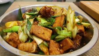 CNY recipes stir fry roast pork with leeks 蒜苗炒烧肉 [upl. by Strade]