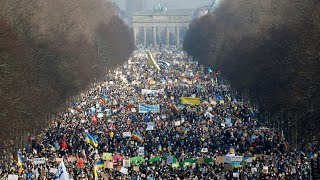 Mindestens 100000 Menschen bei Friedensdemonstration in Berlin  AFP [upl. by Htebasyle]