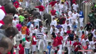 Los Toros de Miura baten el récord de velocidad en el último encierro  España [upl. by Marcellina188]