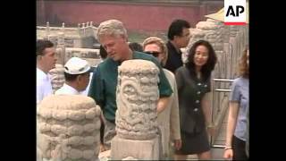 CHINA BEIJING BILL CLINTON amp FAMILY GO ON SIGHTSEEING TOUR [upl. by Narcho]