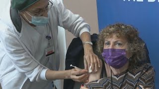 Israël lance sa campagne de 4e dose de vaccin contre le Covid19 • FRANCE 24 [upl. by Lerret]