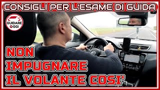 COME IMPUGNARE IL VOLANTE BRACCIA E MANI RIGIDE O RILASSATE CONSIGLI PER SUPERARE L’ESAME DI GUIDA [upl. by Chariot]