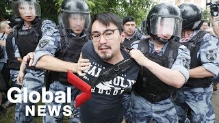 Russian police detain hundreds at Moscow protest in support of journalist [upl. by Lorolla]