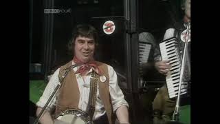 The Wurzels  Combine Harvester  TOTP  10 June 1976 [upl. by Wilhelmina310]