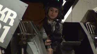 搭乗可能な巨大ロボ「クラタス」 美人パイロット搭乗 Robot can be ride [upl. by Akiehsat]