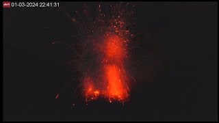 Jan 3 2024 night 2 Strombolian eruptions amp rolling lava boulder from Semeru volcano [upl. by Dlanger]