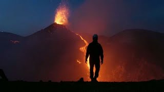 Italia lo spettacolo delleruzione dellEtna la protezione Civile innalza il livello di allerta [upl. by Shell]