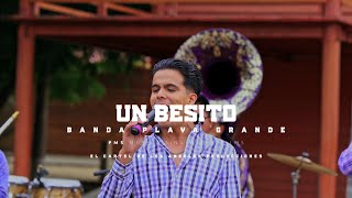 Banda Playa Grande  Un Besito video en vivo [upl. by Oshinski944]