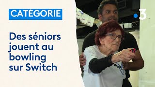 Des séniors jouent au bowling en jeu vidéo [upl. by Halvaard593]