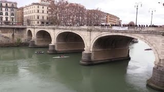 Il tradizionale tuffo nel Tevere il primo dellanno ma a sorpresa Mr Ok non si tuffa [upl. by Airtina255]