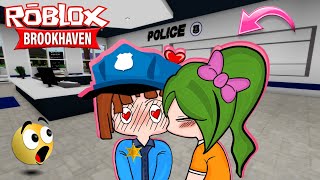 ENAM0RO A UN P0L1CÍA SE HACE MI NOVIO PARA QUE ME DEJE ESCAPAR DE PRISIÓN BROOKHAVEN ROBLOX [upl. by Aicen]