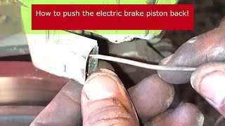 astuce mécanique pour repousser un piston sur un etriers électrique تركيب فحمات الفرامل car cars [upl. by Navannod]