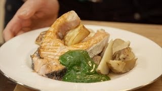 Gegrilde zalm met gebakken knolselder aardpeer en een coulis van spinazie [upl. by Hut]