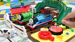 Thomas the Tank Engine amp Plarail☆Stationmaster Thomas railroad crossing station [upl. by Lindell]