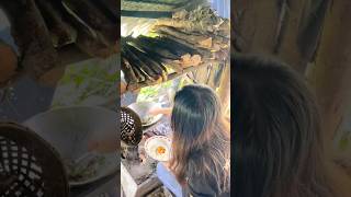 Gadis Dayak masakmasak dan makan di pondok ladang bukit hutan Kalimantan [upl. by Lezirg]