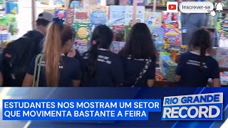 Oficina de jornalismo estudantes mostram setor infantojuvenil da feira [upl. by Llednik]