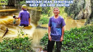 MENCARI IKAN SENDIRIAN SAAT AIR SUNGAI LAGI BANJIR [upl. by Veradia953]