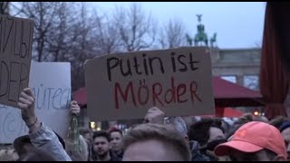 Navalny manifestazione fuori dallAmbasciata russa a Berlino [upl. by Londoner]