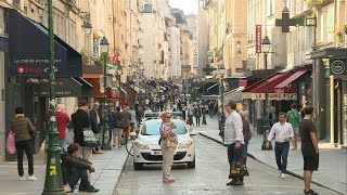 Coronavirus à Paris la rue Montorgueil très fréquentée malgré le confinement  AFP Images [upl. by Amahs]