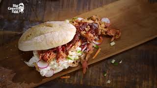 Pulled Pork Broodje recept Big Green Egg [upl. by Nnodnarb848]