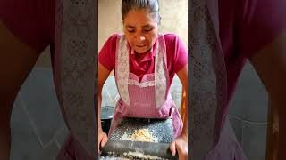 Moliendo el nixtamal en metate como lo hacía mi mamá tortillasamano rancho cocinaoaxaqueña [upl. by Etteniuqna]