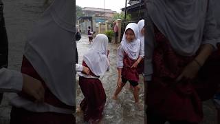 DEPAN SEKOLAH KU KEBANJIRAN 😭 lucu funny anak sekolah musimhujan shorts naikkelas [upl. by Ybbil171]