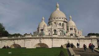 Smukke Sacré Coeur  kirken i det livlige Montmartre i Paris [upl. by Mhoj]