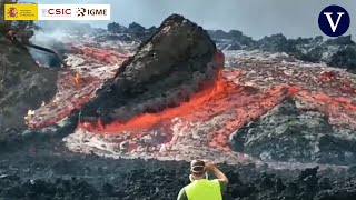 El peligroso momento de unos geólogos acercándose a un gran bloque de lava en La Palma [upl. by Annahgiel403]