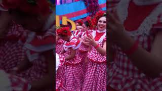 Nativos de Macondo presente con la carroza de Colombia en el mes de la Hispanidad 2 [upl. by Anomas]