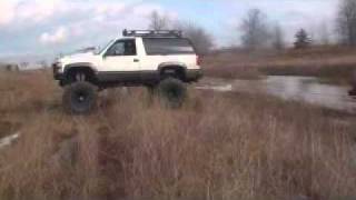 Solid Axle Swap 8898 Tahoe Dana 60 14 Bolt 44quot Swampers SAS [upl. by Marybella]