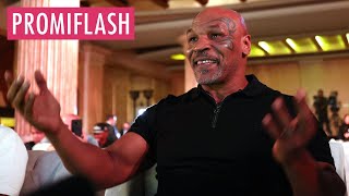 Mike Tyson zeigte im Livestream versehentlich nackten Po [upl. by Dunc]