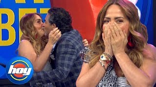 Le roba un beso a Andrea Legarreta en pleno show y ella no sabe cómo reaccionar  Hoy [upl. by Akinas981]