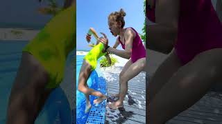 🤯 Scheme La PISCINĂ în MALDIVE 🤔 Dad vs Mom at the AQUA WATER PARK shorts [upl. by Htelimay]