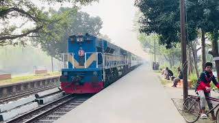 Coming From Rajshahi Going To Chilahati 733Up Intercity Train Indonesian White Coach Titumir Ex [upl. by Auqkinahs]