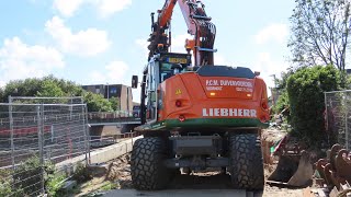 Rijplaten opruimen 63 Liebherr 914 compact met Engcon draaikantelstuk [upl. by Enyaz]