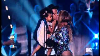 Beyoncé Jayz kisses blue ivy vmas 2014 mtv [upl. by Arehsat]