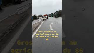 Agriculteurs à Poitiers 🇨🇵🧑‍🌾 devant Quick france agriculteur [upl. by Oivaf39]