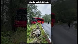 Un autobús que cruzaba la Sierra Negra estuvo cerca de caer a un barranco un árbol lo detuvo [upl. by Nortna]