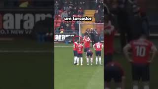 TORCEDOR INVADIU O CAMPO E FEZ O GOL VITÓRIA 🤔 vigiadofutvideos [upl. by Handal]