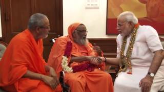 PM Narendra Modi meets Founder of Arsha Vidya Gurukulam Swami Dayananda Saraswati [upl. by Eseilenna]