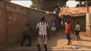 Fußballschule für den Frieden in der Zentralafrikanischen Republik [upl. by Schwitzer840]